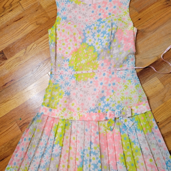 Vintage 1960s Eve Carter Floral Sleeveless Dress with Pleated Skirt - Picture 12 of 16
